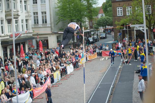 Flensburg, Schleswig Holstein 1 Flensburg marketplace jumping, as part of the Active City Festival Here pole vaulter jumping, he overcomes the bar Photo taken on 04 05 2024, Flensburg, Südermarkt