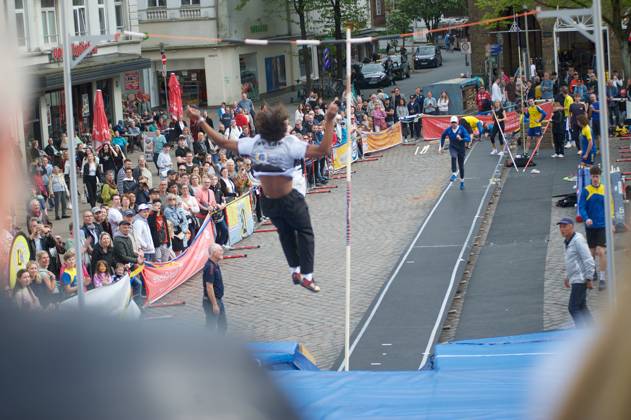 Flensburg, Schleswig Holstein 1 Flensburg marketplace jumping, as part of the Active City Festival Here pole vaulter jumping, he overcomes the bar Photo taken on 04 05 2024, Flensburg, Südermarkt