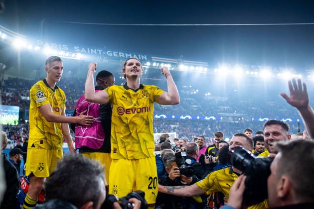 Marcel Sabitzer Borussia Dortmund, 20 , Nico Schlotterbeck Borussia Dortmund, 04 cheer with the fans about the victory and entry into the final in London, FRA, Paris Saint Germain PSG vs Borussia Dortmund BVB , Football, UEFA Champions League, Semi-final second leg, 2023 2024 season, 07 05 2024 FRA, Paris Saint Germain PSG vs Borussia Dortmund BVB , Football, UEFA Champions League, Semi-final second leg, 2023 2024 season, 07 05 2024 Paris Copyright: xEibner-Pressefoto Memmlerx EP_MMR