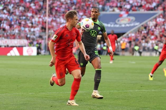 in duel, action, with Joshua Kimmich 6 FC Bayern Muenchen , Moritz Jenz 25 VfL Wolfsburg , FC Bayern Muenchen vs VfL Wolfsburg, Soccer, 1 Bundesliga, 33 Matchday, 12 05 2024 DFB regulations prohibit any use of photographs as image sequences and or quasi video Muenchen Bayern Germany Copyright: xkolbert-press ChristianxKolbertx