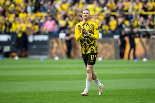 1 Soccer Bundesliga, 34 Matchday Borussia Dortmund SV Darmstadt 98 18 05 2024 Marko Reus Borussia Dortmund, 11 alone on the pitch during the warm-up, the whole team is waiting next to the pitch 1 Soccer Bundesliga, 34 Matchday Borussia Dortmund SV Darmstadt 98 Signal Iduna Park, Dortmund 18 05 2024 DFL DFB regulations prohibit any use of photographs as image sequences and or quasi video Copyright: xBEAUTIFULxSPORTS Buriakovx