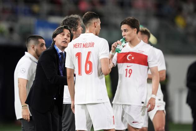 Turkiye s Headcoach Vincenzo Montella shouts instructions to his players during the Friendly Matches 2024 between Italy and Turkiye at Renato Dall& x2019;Ara Stadium - Soccer - Bologna, Italy - Tuesday June 4, 2024  Copyright: xMassimoxPaolone LaPressex