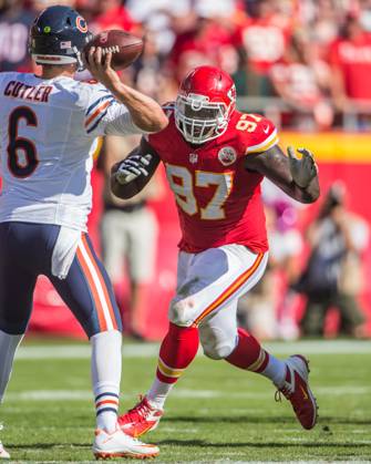 NFL, American Football Herren, USA Football 2015: Chicago Bears vs Kansas City Chiefs OCT 11 OCT 11, 2015:.Kansas City Chiefs DL 97 Allen Bailey coming through the line to put pressure on Chicago Bears QB 6 Jay Cutler during the regular NFL football game between the Kansas City Chiefs and the Chicago Bears at Arrowhead Stadium in Kansas City, Missouri..Ke Lu CSM Kansas City Missouri United States of America EDITORIAL USE ONLY Copyright: xx ZUMA-20151011_zaf_c04_125.jpg KexLux csmphototwo164622