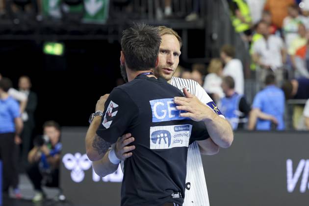 Coach Bennet Wiegert SC Magdeburg and Steffen Weinhold THW Kiel hug each other, Truckscout24 EHF Final4, SC Magdeburg vs THW Kiel, Lanxess Arena, 09 06 2024, Cologne, Germany