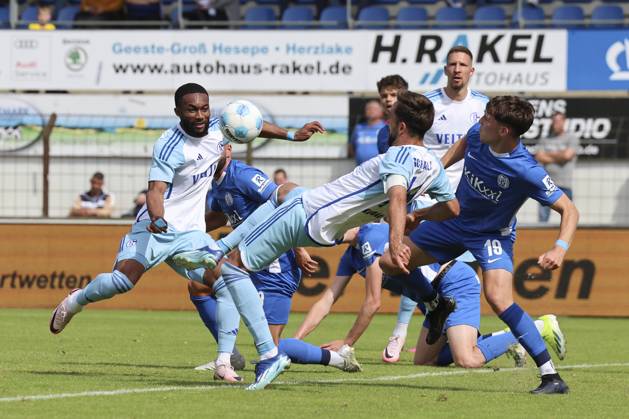 Moussa Sylla FC Schalke 04 , Kenan Karaman FC Schalke 04 and Luis Sprekelmeyer SV Meppen battle for the ball, Nevernot Cup, SV Meppen vs FC Schalke 04, Haensch Arena on July 06, 2024 in Meppen, Germany Photo by Marco Steinbrenner DeFodi Images Moussa Sylla FC Schalke 04 , Kenan Karaman FC Schalke 04 and Luis Sprekelmeyer SV Meppen battle for the ball, Nevernot Cup, SV Meppen vs FC Schalke 04, Haensch Arena, July 6, 2024 in Meppen, Germany Photo by Marco Steinbrenner DeFodi Images Defodi 700 meppen schalke 20240706 050 Defodi-700