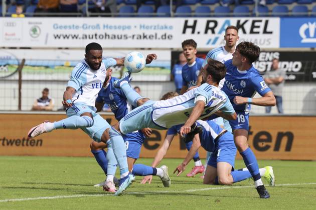 Moussa Sylla FC Schalke 04 , Kenan Karaman FC Schalke 04 and Luis Sprekelmeyer SV Meppen battle for the ball, Nevernot Cup, SV Meppen vs FC Schalke 04, Haensch Arena on July 06, 2024 in Meppen, Germany Photo by Marco Steinbrenner DeFodi Images Moussa Sylla FC Schalke 04 , Kenan Karaman FC Schalke 04 and Luis Sprekelmeyer SV Meppen battle for the ball, Nevernot Cup, SV Meppen vs FC Schalke 04, Haensch Arena, July 6, 2024 in Meppen, Germany Photo by Marco Steinbrenner DeFodi Images Defodi 700 meppen schalke 20240706 051 Defodi-700