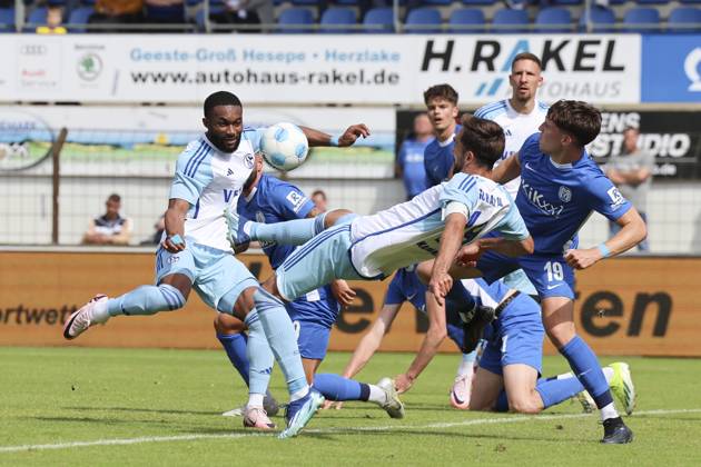 Moussa Sylla FC Schalke 04 , Kenan Karaman FC Schalke 04 and Luis Sprekelmeyer SV Meppen battle for the ball, Nevernot Cup, SV Meppen vs FC Schalke 04, Haensch Arena on July 06, 2024 in Meppen, Germany Photo by Marco Steinbrenner DeFodi Images Moussa Sylla FC Schalke 04 , Kenan Karaman FC Schalke 04 and Luis Sprekelmeyer SV Meppen battle for the ball, Nevernot Cup, SV Meppen vs FC Schalke 04, Haensch Arena, July 6, 2024 in Meppen, Germany Photo by Marco Steinbrenner DeFodi Images Defodi 700 meppen schalke 20240706 054 Defodi-700