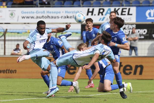 Moussa Sylla FC Schalke 04 , Kenan Karaman FC Schalke 04 and Luis Sprekelmeyer SV Meppen battle for the ball, Nevernot Cup, SV Meppen vs FC Schalke 04, Haensch Arena on July 06, 2024 in Meppen, Germany Photo by Marco Steinbrenner DeFodi Images Moussa Sylla FC Schalke 04 , Kenan Karaman FC Schalke 04 and Luis Sprekelmeyer SV Meppen battle for the ball, Nevernot Cup, SV Meppen vs FC Schalke 04, Haensch Arena, July 6, 2024 in Meppen, Germany Photo by Marco Steinbrenner DeFodi Images Defodi 700 meppen schalke 20240706 055 Defodi-700