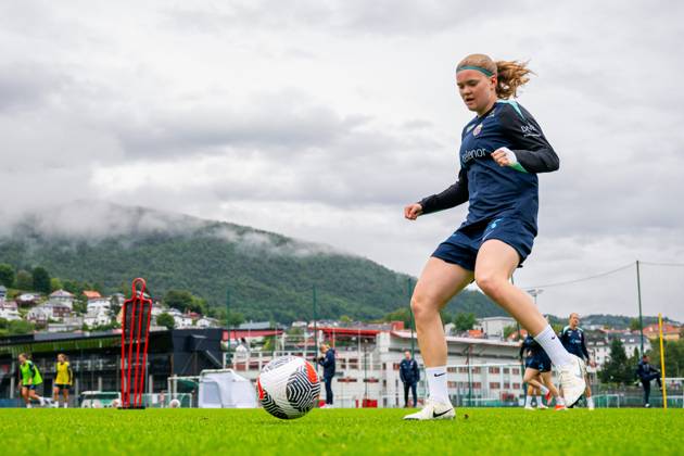 240710 Signe Gaupset of the Norwegian women s national football team during a training session on July 10, 2024 in Bergen Photo Vegard Grott BILDBYRAN kod VG VG0624 bbeng fotboll football soccer fotball norge norway women dam uefa euro qualifier em kvalifisering kvinner em kvalik em kval träning practice training trening  Copyright: VEGARDxGRoTT BB240710VG007
