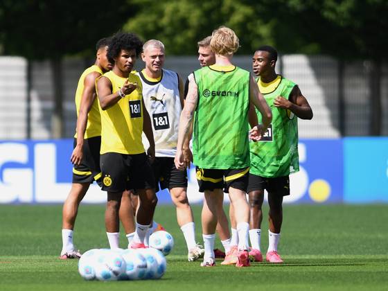 Dortmund, Germany,11 07 24 Felix Nmecha Borussia Dortmund , Karim Adeyemi Borussia Dortmund , Julian Ryerson Borussia Dortmund , co coach Lukasz Piszczek Borussia Dortmund , Julian Brandt Borussia Dortmund and Youssoufa Moukoko Borussia Dortmund look on during the training session of Borussia Dortmund at the BVB training ground Hohenbuschei on July 11, 2024 in Dortmund Photo by Ralf Treese DeFodi Images Dortmund, Germany 11 07 24 Felix Nmecha Borussia Dortmund , Karim Adeyemi Borussia Dortmund , Julian Ryerson Borussia Dortmund , Co Trainer Lukasz Piszczek Borussia Dortmund , Julian Brandt Borussia Dortmund and Youssoufa Moukoko Borussia Dortmund look on during the training session of Borussia Dortmund at BVB Trainingsgelaende Hohenbuschei on July 11 2024 in Dortmund Photo by Ralf Treese DeFodi Images Defodi 521 BVBTRA20240711 067 Defodi-521