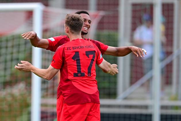 v li Vincent Manuba Bayern Munich, FCB, 2 Timo Kern Bayern Munich, FCB, 17 with goal celebration, celebrate the goal, goal, celebration, celebration of the goal to 2 3 by Vincent Manuba Bayern Munich, FCB, 2 , optimistic, action, action, 12 07 2024, Heimstetten Germany , Football, Test match, SpVgg Unterhaching FC Bayern Munich II xslx