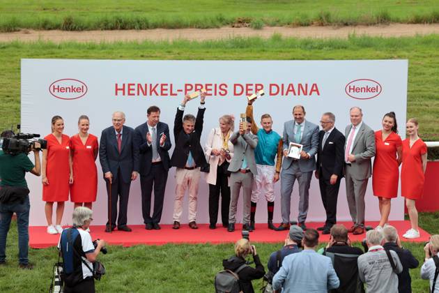 04 08 2024, Duesseldorf, Nordrhein Westfalen, GER Award ceremony Erle with Martin Seidl wins the 166 Prize of Diana Galopprennbahn Duesseldorf Grafenberg Award ceremony, Erle, Seidl, victory 240804SG996DUESSELDORF JPG