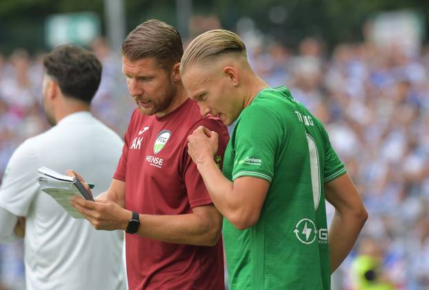 26 07 2024, GER, Soccer, Regionalliga West, Season 2024 2025, 01 Matchday, Ohlendorf Stadion im Heidewald, Gütersloh FC Gütersloh MSV Duisburg 0 1 Andre Kording Co Coach FC Gütersloh, left with Nico Tübing FC Gütersloh , action, single picture, cross, facial expression, gesture, Co Coach, Assistant Coach