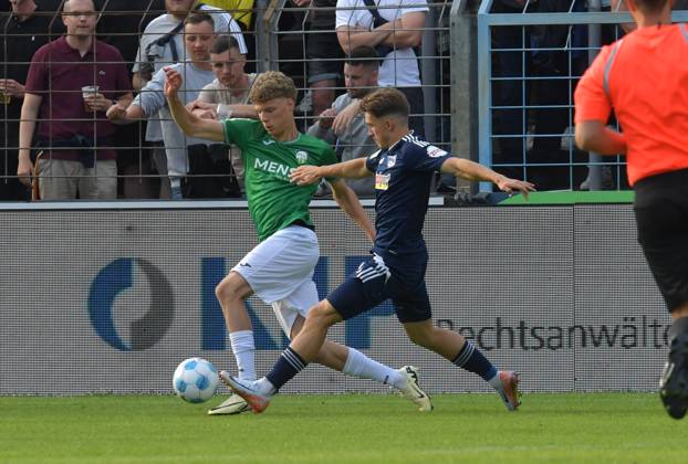 26 07 2024, GER, Soccer, Regionalliga West, Season 2024 2025, Matchday 01, Ohlendorf Stadion im Heidewald, Gütersloh FC Gütersloh MSV Duisburg 0 1 Henri Bollmann FC Gütersloh, left against Patrick Sussek MSV Duisburg , action, duel, duel