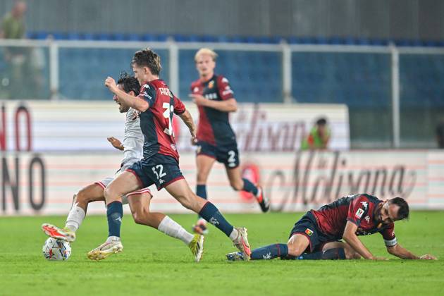 GenoaÕs Morten Frendrup fights for the ball during the Italian Cup soccer match between Genoa and Reggiana at Genova s Luigi Ferraris Stadium, Friday, August 09, 2024. (Tano Pecoraro LaPresse) Copyright: xTanoxPecoraro LaPressex