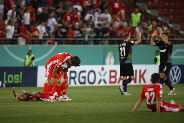 160824 Halle Saale Sachsen Anhalt Leuna Chemie Stadion Sport Fußball Hallescher FC Halle HFC Regionalliga Nordost 4 Liga Männer Saison 2024 2025 DFB Pokal Pokalspiel 1 Runde HFC 1 FC St Pauli enttäuscht hfc am Boden