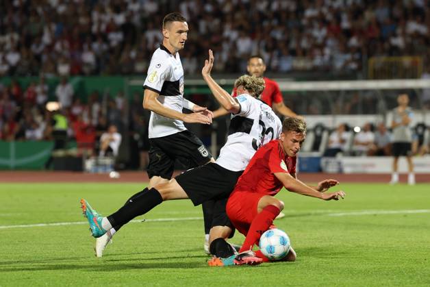 in duel, action, with Joshua Kimmich 6 FC Bayern Muenchen , Philipp Strompf 32 SSV Ulm 1846 , SSV Ulm 1846 vs FC Bayern Muenchen, Football, DFB Pokal, 1 Runde, 16 08 2024 DFB regulations prohibit any use of photographs as image sequences and or quasi video Ulm Baden Wuerttemberg Germany Copyright: xkolbert-press ChristianxKolbertx