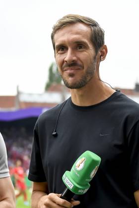 Coach Julian Schuster SC Freiburg looks on prior to the DFB Pokal First Round match between VfL Osnabrueck and SC Freiburg at Stadion an der Bremer Bruecke on August 17, 2024 in Osnabrueck, Germany Germany Photo by Max Maiwald DeFodi Images Coach Julian Schuster SC Freiburg looks on prior to the DFB Pokal First Round match between VfL Osnabrueck and SC Freiburg at Stadion an der Bremer Bruecke on August 17, 2024 in Osnabrueck, Germany Photo by Max Maiwald DeFodi Images DFB DFL REGULATIONS PROHIBIT ANY USE OF PHOTOGRAPHS AS IMAGE SEQUENCES AND OR QUASI VIDEO Defodi 067 OSNSCF0240817 346 Defodi-067 DFB DFL REGULATIONS PROHIBIT ANY USE OF PHOTOGRAPHS AS IMAGE SEQUENCES AND OR QUASI-VIDEO.