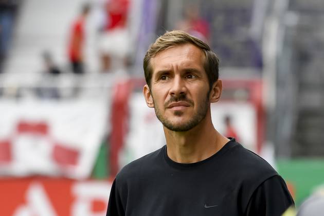 Coach Julian Schuster SC Freiburg looks on prior to the DFB Pokal First Round match between VfL Osnabrueck and SC Freiburg at Stadion an der Bremer Bruecke on August 17, 2024 in Osnabrueck, Germany Germany Photo by Max Maiwald DeFodi Images Coach Julian Schuster SC Freiburg looks on prior to the DFB Pokal First Round match between VfL Osnabrueck and SC Freiburg at Stadion an der Bremer Bruecke on August 17, 2024 in Osnabrueck, Germany Photo by Max Maiwald DeFodi Images DFB DFL REGULATIONS PROHIBIT ANY USE OF PHOTOGRAPHS AS IMAGE SEQUENCES AND OR QUASI VIDEO Defodi 067 OSNSCF0240817 340 Defodi-067 DFB DFL REGULATIONS PROHIBIT ANY USE OF PHOTOGRAPHS AS IMAGE SEQUENCES AND OR QUASI-VIDEO.