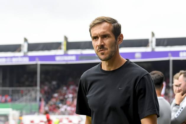 Coach Julian Schuster SC Freiburg looks on prior to the DFB Pokal First Round match between VfL Osnabrueck and SC Freiburg at Stadion an der Bremer Bruecke on August 17, 2024 in Osnabrueck, Germany Germany Photo by Max Maiwald DeFodi Images Coach Julian Schuster SC Freiburg looks on prior to the DFB Pokal First Round match between VfL Osnabrueck and SC Freiburg at Stadion an der Bremer Bruecke on August 17, 2024 in Osnabrueck, Germany Photo by Max Maiwald DeFodi Images DFB DFL REGULATIONS PROHIBIT ANY USE OF PHOTOGRAPHS AS IMAGE SEQUENCES AND OR QUASI VIDEO Defodi 067 OSNSCF0240817 342 Defodi-067 DFB DFL REGULATIONS PROHIBIT ANY USE OF PHOTOGRAPHS AS IMAGE SEQUENCES AND OR QUASI-VIDEO.
