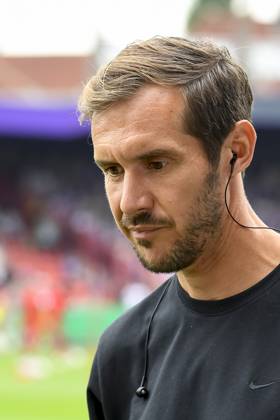 Coach Julian Schuster SC Freiburg looks on prior to the DFB Pokal First Round match between VfL Osnabrueck and SC Freiburg at Stadion an der Bremer Bruecke on August 17, 2024 in Osnabrueck, Germany Germany Photo by Max Maiwald DeFodi Images Coach Julian Schuster SC Freiburg looks on prior to the DFB Pokal First Round match between VfL Osnabrueck and SC Freiburg at Stadion an der Bremer Bruecke on August 17, 2024 in Osnabrueck, Germany Photo by Max Maiwald DeFodi Images DFB DFL REGULATIONS PROHIBIT ANY USE OF PHOTOGRAPHS AS IMAGE SEQUENCES AND OR QUASI VIDEO Defodi 067 OSNSCF0240817 345 Defodi-067 DFB DFL REGULATIONS PROHIBIT ANY USE OF PHOTOGRAPHS AS IMAGE SEQUENCES AND OR QUASI-VIDEO.