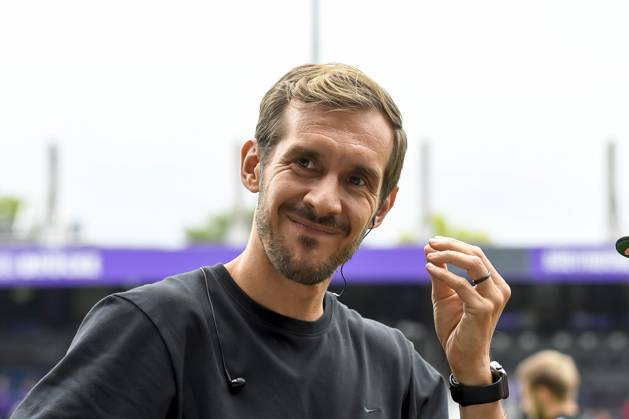 Coach Julian Schuster SC Freiburg looks on prior to the DFB Pokal First Round match between VfL Osnabrueck and SC Freiburg at Stadion an der Bremer Bruecke on August 17, 2024 in Osnabrueck, Germany Germany Photo by Max Maiwald DeFodi Images Coach Julian Schuster SC Freiburg looks on prior to the DFB Pokal First Round match between VfL Osnabrueck and SC Freiburg at Stadion an der Bremer Bruecke on August 17, 2024 in Osnabrueck, Germany Photo by Max Maiwald DeFodi Images DFB DFL REGULATIONS PROHIBIT ANY USE OF PHOTOGRAPHS AS IMAGE SEQUENCES AND OR QUASI VIDEO Defodi 067 OSNSCF0240817 343 Defodi-067 DFB DFL REGULATIONS PROHIBIT ANY USE OF PHOTOGRAPHS AS IMAGE SEQUENCES AND OR QUASI-VIDEO.