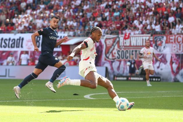 24 08 2024, xtgx, Soccer 1 Bundesliga, RB Leipzig VfL Bochum emspor, v l Lois Openda Leipzig, 11 shoots the ball on goal, shot on goal, shot DFL DFB REGULATIONS PROHIBIT ANY USE OF PHOTOGRAPHS as IMAGE SEQUENCES and or QUASI VIDEO Leipzig