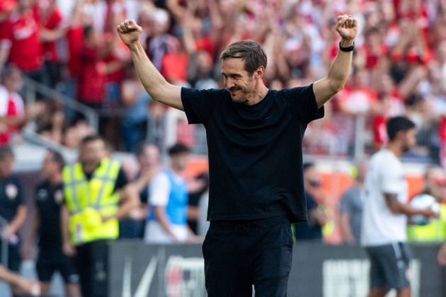 Julian Schuster SC Freiburg, coach celebrates victory, GER, SC Freiburg SCF vs VfB Stuttgart VFB , Bundesliga, 1 Spieltag, Saison 2024 2025, 24 08 2024 DFB DFL regulations prohibit any use of photographs as image sequences and or quasi video GER, SC Freiburg SCF vs VfB Stuttgart VFB , Bundesliga, 1 Spieltag, Saison 2024 2025, 24 08 2024 Freiburg Copyright: xEibner-Pressefoto Memmlerx EP_MMR