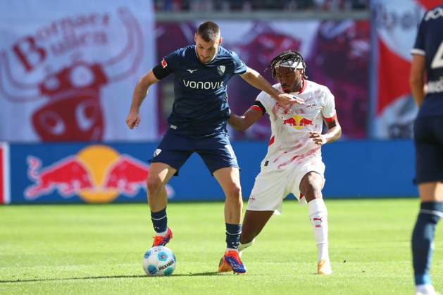 24 08 2024, xtgx, Football 1 Bundesliga, RB Leipzig VfL Bochum emspor, v l Matus Bero Bochum, 19 , Mohamed Simakan Leipzig, 2 duel, duel, fight, tackle DFL DFB REGULATIONS PROHIBIT ANY USE OF PHOTOGRAPHS as IMAGE SEQUENCES and or QUASI VIDEO Leipzig