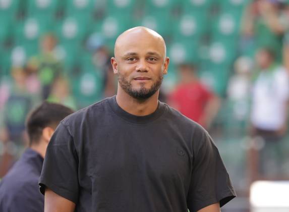 Head Coach Vincent Kompany FC Bayern Muenchen Football, Men, Season 2024 2025, 1 Liga, Bundesliga, Volkswagenarena, VfL Wolfsburg vs FC Bayern Muenchen DFL REGULATIONS PROHIBIT ANY USE OF PHOTOGRAPHS AS IMAGE SEQUENCES AND OR QUASI VIDEO