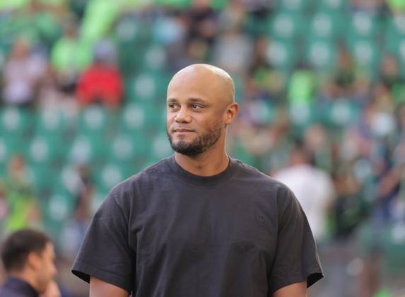 Head Coach Vincent Kompany FC Bayern Muenchen Football, Men, Season 2024 2025, 1 Liga, Bundesliga, Volkswagenarena, VfL Wolfsburg vs FC Bayern Muenchen DFL REGULATIONS PROHIBIT ANY USE OF PHOTOGRAPHS AS IMAGE SEQUENCES AND OR QUASI VIDEO