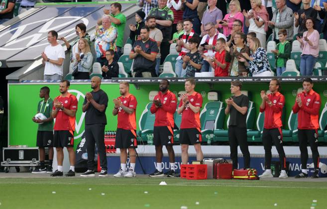 Head coach Vincent Kompany FC Bayern Muenchen during the minutes silence Football, Men, Season 2024 2025, 1 Liga, Bundesliga, Volkswagenarena, VfL Wolfsburg vs FC Bayern Muenchen DFL REGULATIONS PROHIBIT ANY USE OF PHOTOGRAPHS AS IMAGE SEQUENCES AND OR QUASI VIDEO