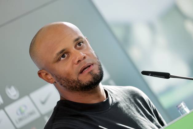 Head Coach Vincent Kompany FC Bayern Muenchen Football, Men, Season 2024 2025, 1 Liga, Bundesliga, Volkswagenarena, VfL Wolfsburg vs FC Bayern Muenchen, 2 3 DFL REGULATIONS PROHIBIT ANY USE OF PHOTOGRAPHS AS IMAGE SEQUENCES AND OR QUASI VIDEO