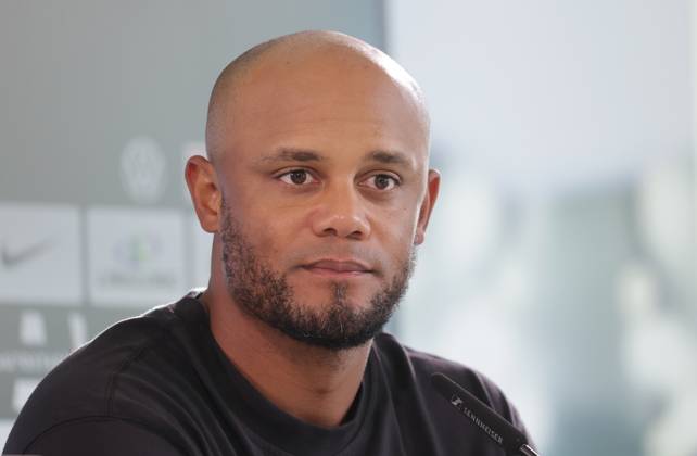 Head Coach Vincent Kompany FC Bayern Muenchen Football, Men, Season 2024 2025, 1 Liga, Bundesliga, Volkswagenarena, VfL Wolfsburg vs FC Bayern Muenchen, 2 3 DFL REGULATIONS PROHIBIT ANY USE OF PHOTOGRAPHS AS IMAGE SEQUENCES AND OR QUASI VIDEO