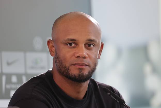 Head Coach Vincent Kompany FC Bayern Muenchen Football, Men, Season 2024 2025, 1 Liga, Bundesliga, Volkswagenarena, VfL Wolfsburg vs FC Bayern Muenchen, 2 3 DFL REGULATIONS PROHIBIT ANY USE OF PHOTOGRAPHS AS IMAGE SEQUENCES AND OR QUASI VIDEO