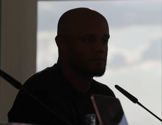 Head Coach Vincent Kompany FC Bayern Muenchen Football, Men, Season 2024 2025, 1 Liga, Bundesliga, Volkswagenarena, VfL Wolfsburg vs FC Bayern Muenchen, 2 3 DFL REGULATIONS PROHIBIT ANY USE OF PHOTOGRAPHS AS IMAGE SEQUENCES AND OR QUASI VIDEO