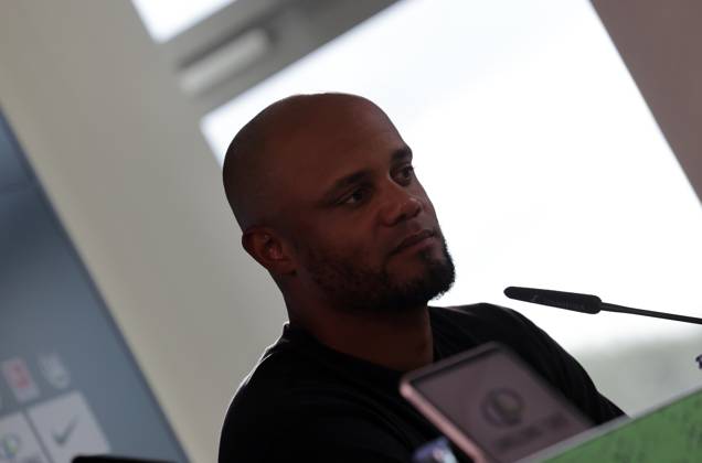 Head Coach Vincent Kompany FC Bayern Muenchen Football, Men, Season 2024 2025, 1 Liga, Bundesliga, Volkswagenarena, VfL Wolfsburg vs FC Bayern Muenchen, 2 3 DFL REGULATIONS PROHIBIT ANY USE OF PHOTOGRAPHS AS IMAGE SEQUENCES AND OR QUASI VIDEO