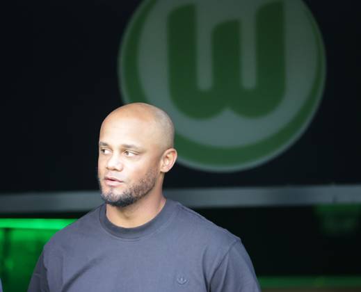 Head Coach Vincent Kompany FC Bayern Muenchen Football, Men, Season 2024 2025, 1 Liga, Bundesliga, Volkswagenarena, VfL Wolfsburg vs FC Bayern Muenchen, 2 3 DFL REGULATIONS PROHIBIT ANY USE OF PHOTOGRAPHS AS IMAGE SEQUENCES AND OR QUASI VIDEO