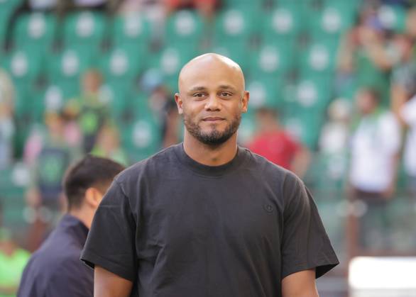 Head Coach Vincent Kompany FC Bayern Muenchen Football, Men, Season 2024 2025, 1 Liga, Bundesliga, Volkswagenarena, VfL Wolfsburg vs FC Bayern Muenchen, 2 3 DFL REGULATIONS PROHIBIT ANY USE OF PHOTOGRAPHS AS IMAGE SEQUENCES AND OR QUASI VIDEO