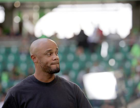Head Coach Vincent Kompany FC Bayern Muenchen Football, Men, Season 2024 2025, 1 Liga, Bundesliga, Volkswagenarena, VfL Wolfsburg vs FC Bayern Muenchen, 2 3 DFL REGULATIONS PROHIBIT ANY USE OF PHOTOGRAPHS AS IMAGE SEQUENCES AND OR QUASI VIDEO