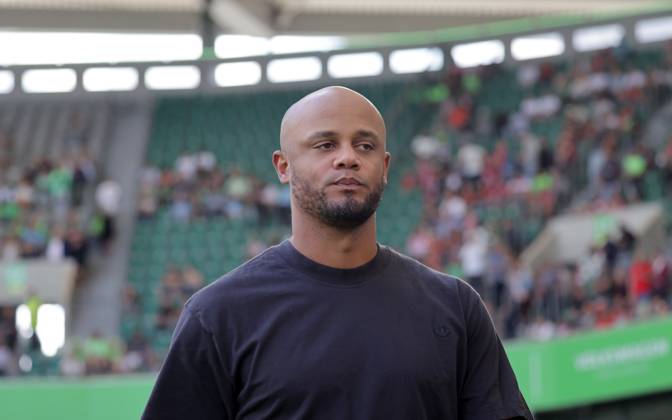 Head Coach Vincent Kompany FC Bayern Muenchen Football, Men, Season 2024 2025, 1 Liga, Bundesliga, Volkswagenarena, VfL Wolfsburg vs FC Bayern Muenchen, 2 3 DFL REGULATIONS PROHIBIT ANY USE OF PHOTOGRAPHS AS IMAGE SEQUENCES AND OR QUASI VIDEO