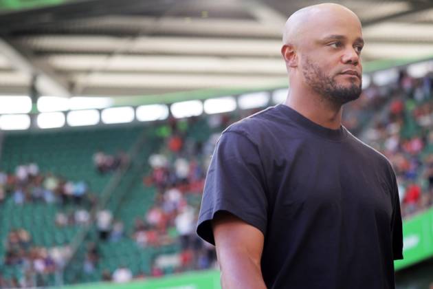Head Coach Vincent Kompany FC Bayern Muenchen Football, Men, Season 2024 2025, 1 Liga, Bundesliga, Volkswagenarena, VfL Wolfsburg vs FC Bayern Muenchen, 2 3 DFL REGULATIONS PROHIBIT ANY USE OF PHOTOGRAPHS AS IMAGE SEQUENCES AND OR QUASI VIDEO