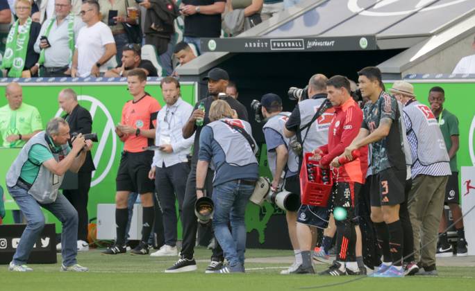 Head coach Vincent Kompany FC Bayern Muenchen in the focus of photographers Football, Men, Season 2024 2025, 1 Liga, Bundesliga, Volkswagenarena, VfL Wolfsburg vs FC Bayern Muenchen, 2 3 DFL REGULATIONS PROHIBIT ANY USE OF PHOTOGRAPHS AS IMAGE SEQUENCES AND OR QUASI VIDEO