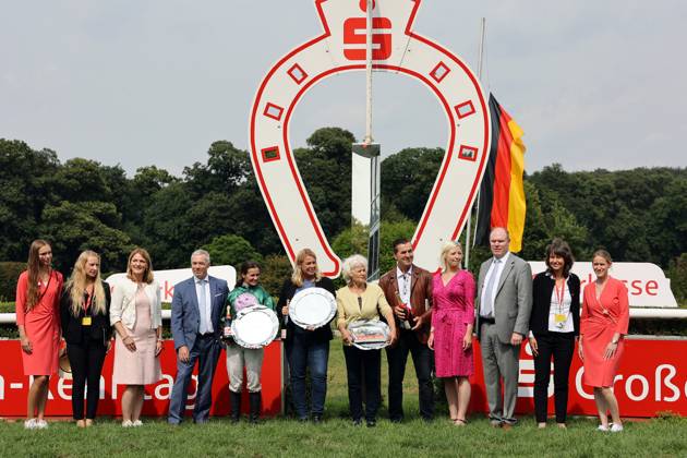 18 08 2024, Duesseldorf, Nordrhein Westfalen, GER Award ceremony Montanus with Anna van den Troost wins racecourse Duesseldorf Grafenberg Award ceremony, Montanus, Troost, victory 240818SG1342DUESSELDORF JPG