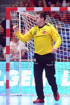 Cheers for Nebojsa Simic Goalkeeper MT Melsungen 16 , GER, MT Melsungen Elverum Idrettslag NOR l, Handball, European League Qualification, Season 2024 2025, 31 08 2024, GER, MT Melsungen Elverum Idrettslag, Handball, European League Qualification, 31 08 2024 Kassel Copyright: xEibner-Pressefotox-xRolandxSippelx EP_RSL