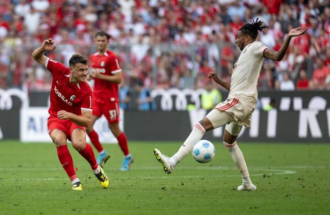 Maximilian Eggestein SC Freiburg, 8 and Michael Olise FC Bayern Muenchen, 17 GER, FC Bayern Muenchen vs SC Freiburg Football, Bundesliga, Matchday 2, Season 2024 2025, 01 09 2024 DFL DFB REGULATIONS PROHIBIT ANY USE OF PHOTOGRAPHS as IMAGE SEQUENCES and or QUASI VIDEO GER, FC Bayern Muenchen vs SC Freiburg Football, Bundesliga, Matchday 2, Season 2024 2025, 01 09 2024 Muenchen Copyright: xEibner-Pressefoto HeikexFeinerx EP_HFR