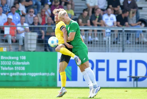 31 08 2024, GER, Soccer, Regionalliga West, Season 2024 2025, 06 Matchday, Ohlendorf Stadion im Heidewald, Gütersloh FC Gütersloh SV Eintracht Hohkeppel 3 0 Leo Weichert FC Gütersloh, right against Enzo Wirtz Eintracht Hohkeppel , action, duel, duel