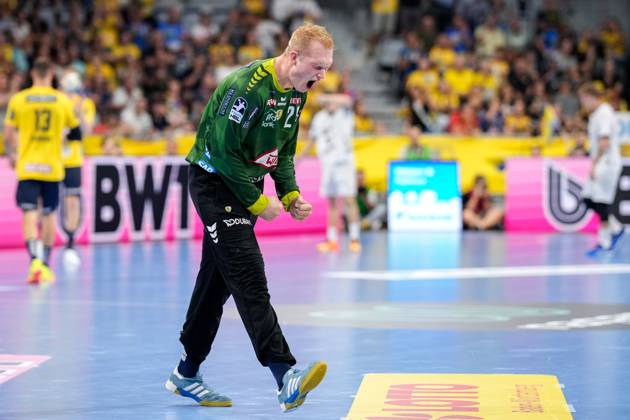 David Späth goalkeeper, RNL, 29 , player of Rhein Neckar Löwen, cropped, full body, single picture, single photo, action, action, cheer, cheers, celebration, joy, rejoice, rejoicing, confident, optimistic, positive, game scene, 05 09 2024, Mannheim Germany , Handball, Bundesliga, Rhein Neckar Löwen THW Kiel xozx