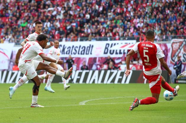 14 09 2024, xtgx, Soccer 1 Bundesliga, RB Leipzig 1 FC Union Berlin emspor, v l Lois Openda Leipzig, 11 shoots the ball on goal, shot on goal, shot DFL DFB REGULATIONS PROHIBIT ANY USE OF PHOTOGRAPHS as IMAGE SEQUENCES and or QUASI VIDEO Leipzig