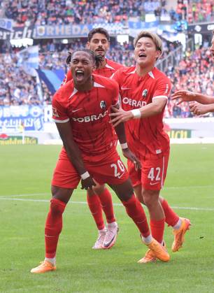 14 09 2024, xblx, Fußball 1 Bundesliga, SC Freiburg VfL Bochum emspor, v l Junior Adamu SC Freiburg , Goal scored, Tor zum 2 1, celebrate the goal, Torjubel , Jubel, jubeln, jubelt, Eren Dinkci SC Freiburg , Ritsu Doan SC Freiburg DFL DFB REGULATIONS PROHIBIT ANY USE OF PHOTOGRAPHS as IMAGE SEQUENCES and or QUASI VIDEO Freiburg